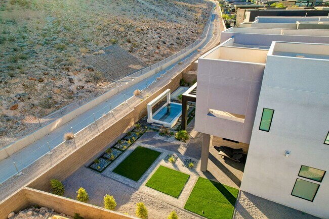 Building Photo - Mesa Ridge Luxury Oasis Feathertop