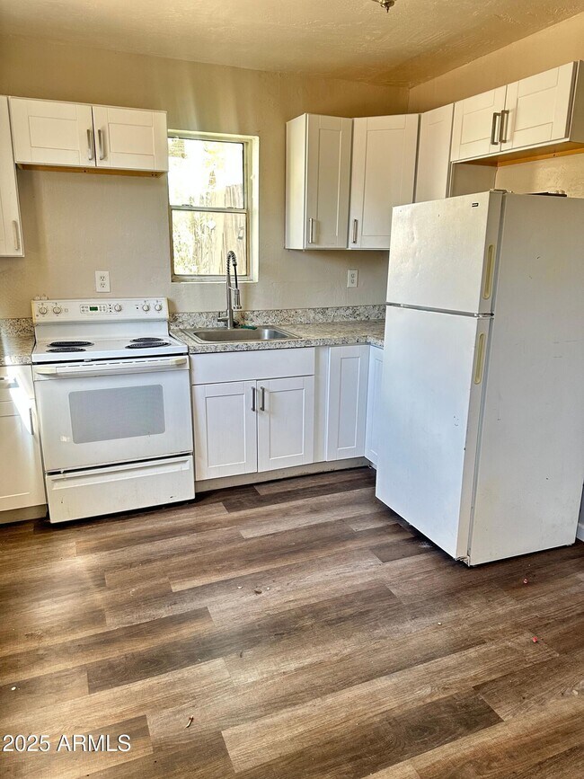 Primary Photo - 2032 W Adams St