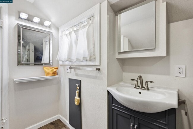 Building Photo - 1048 Leo Way