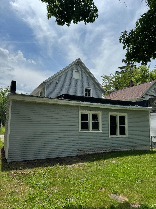 Building Photo - 1107 Hickory St
