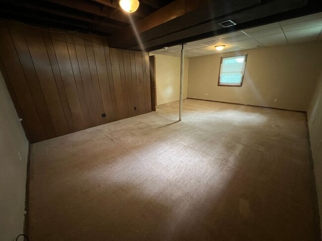 Building Photo - 3 Bedroom 2 Bathroom Iowa City Home!