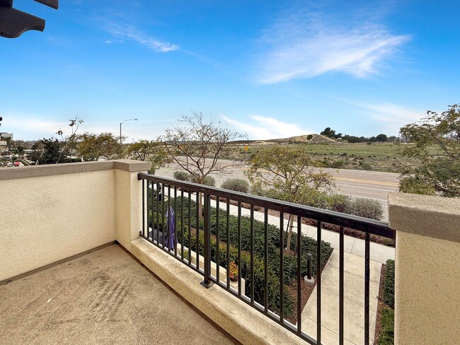 Building Photo - Great 4B/3.5BA Townhome in Oceanside!