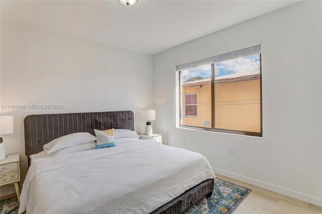 Building Photo - 1553 SW 7th St