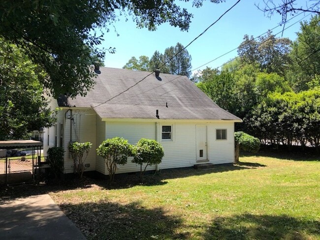 Building Photo - 2 BR, 1 Bath Bungalow located 1 mile from ...