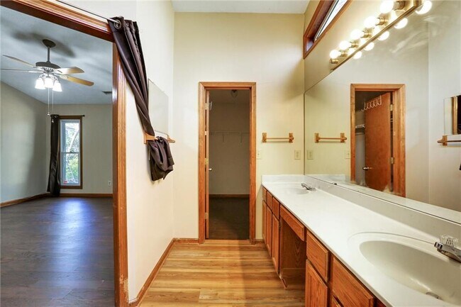 Building Photo - 1262 Bailing Dr