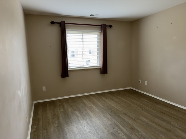 Building Photo - 20037 Village Green Ct