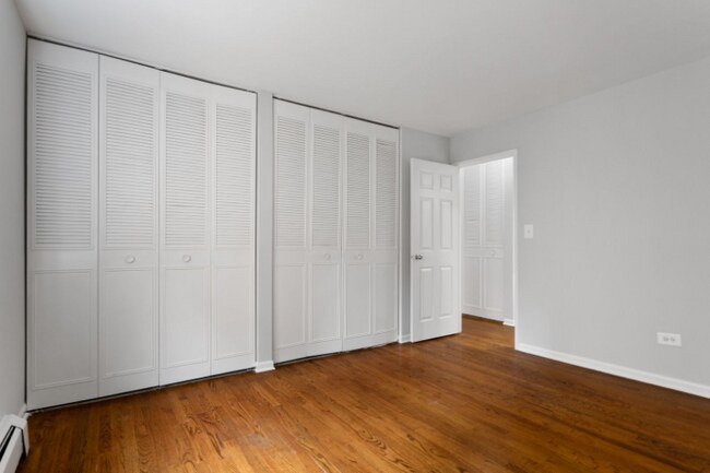 Building Photo - 6001 N Kenmore Ave