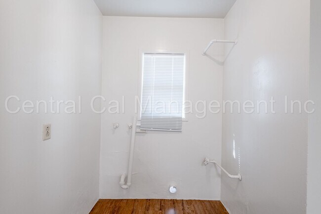 Building Photo - 347-351 E Marengo Ave