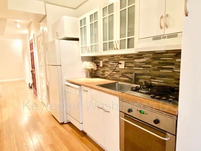 Building Photo - 1204 Holbrook St NE