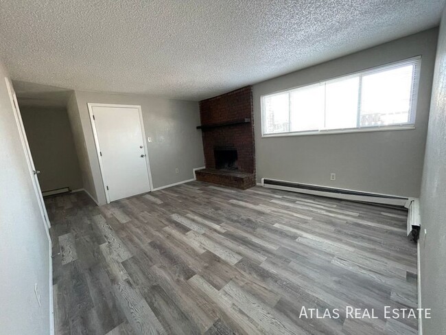 Building Photo - Beautiful 3 bedroom 1 bath apartment!