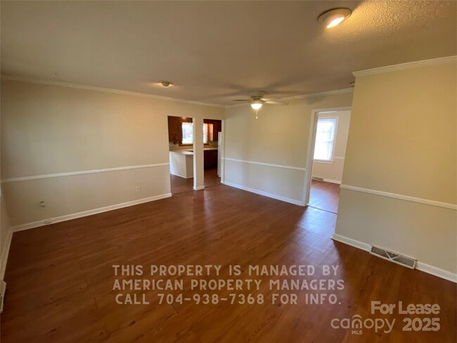 Building Photo - 508 Villa St