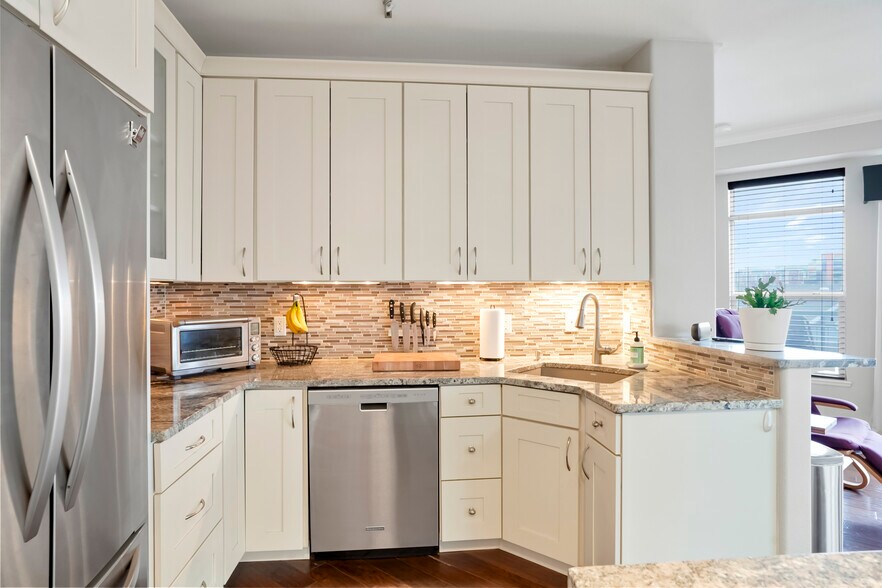 Building Photo - 10184 Park Meadows Dr