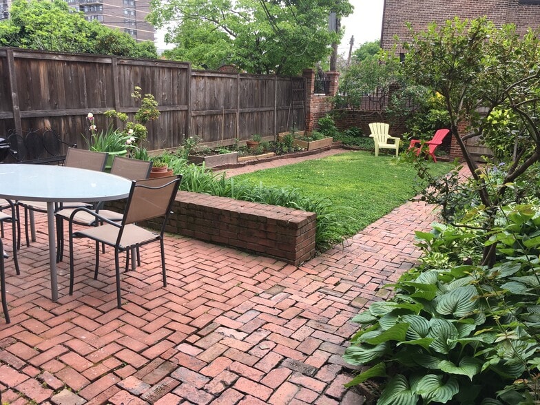 Shared Patio/lawn - 221 W Lanvale St