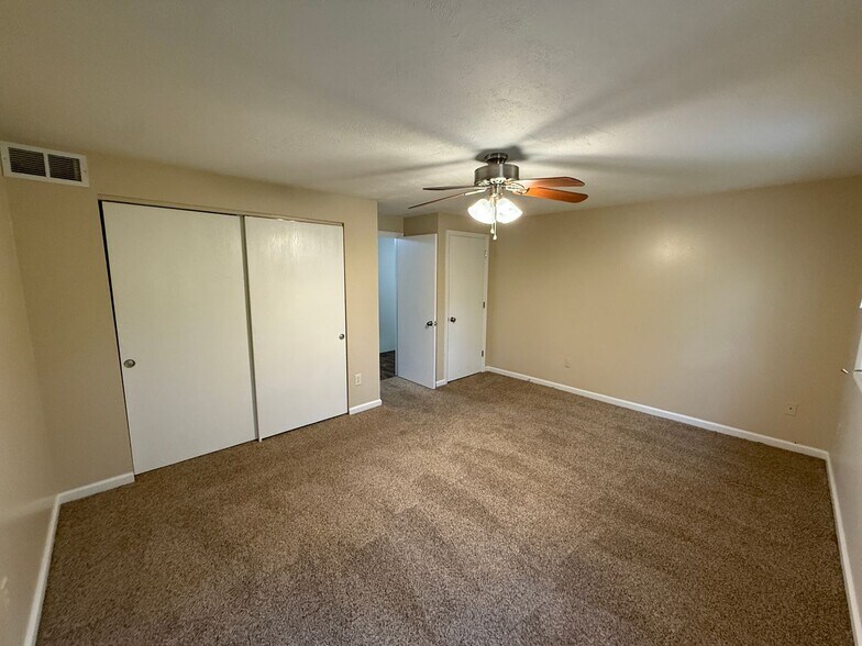 Building Photo - 5722 Bluebird Ct