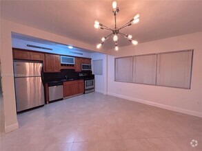 Building Photo - 2880 Pine Tree Dr