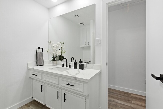 Building Photo - 2906 Colonial Dr