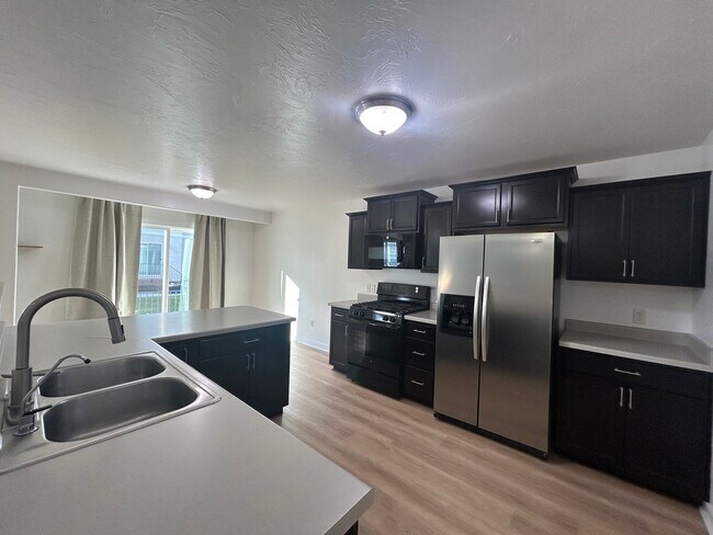 Building Photo - 3 Bedroom 3 Bathroom Townhouse in Saratoga Springs!