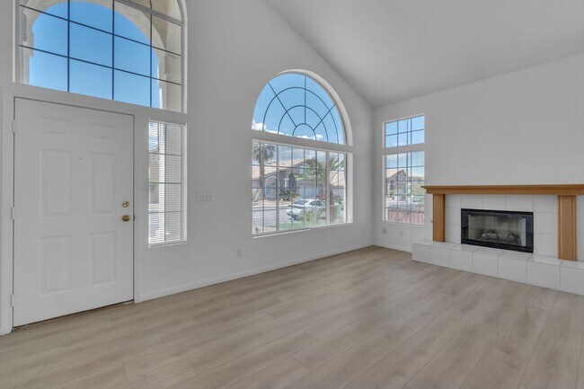 Building Photo - Beautiful Home in West with 4 bedrooms/3 b...