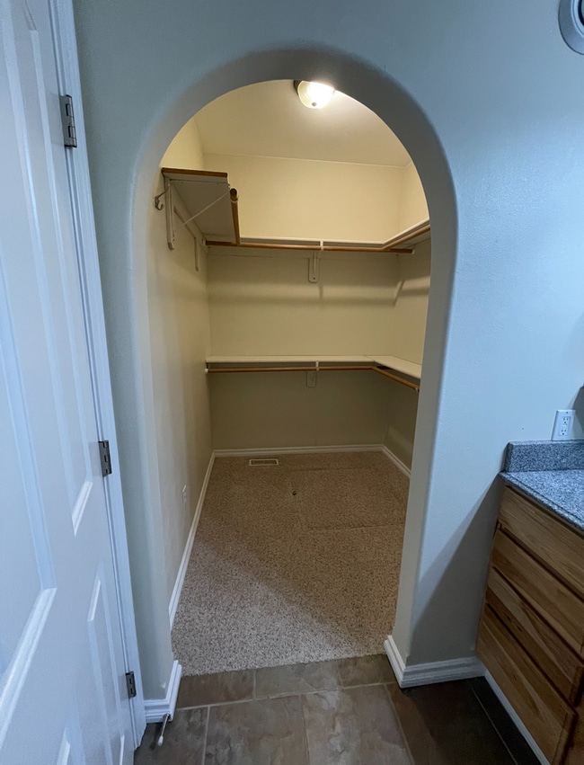 Building Photo - Private and conveniently located 3 bedroom...