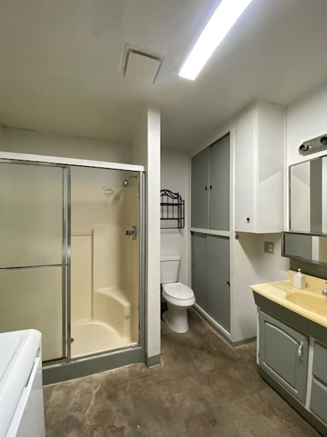Building Photo - Large Studio Apartment Close to Parks!