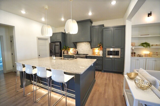 Building Photo - 4 Bedroom 2 bath in Hatton Place!