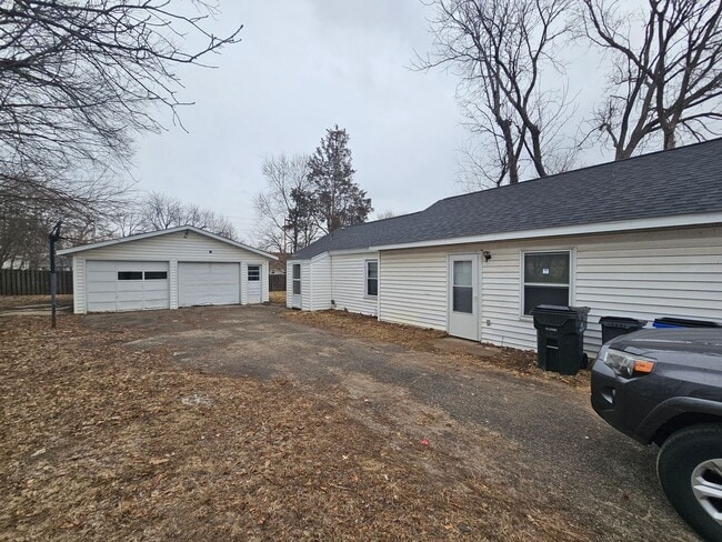 Building Photo - NE 3 bedroom 1 bath, no stairs, 2 stall garage. Near Hyvee
