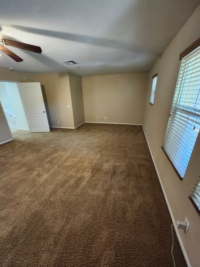 Building Photo - Beautiful two-story townhouse in Fontana G...