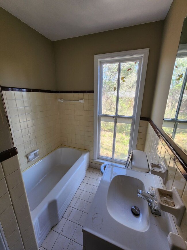 Building Photo - Three Bedroom Home!