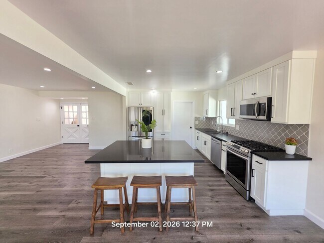 Building Photo - 858 N Darfield Ave