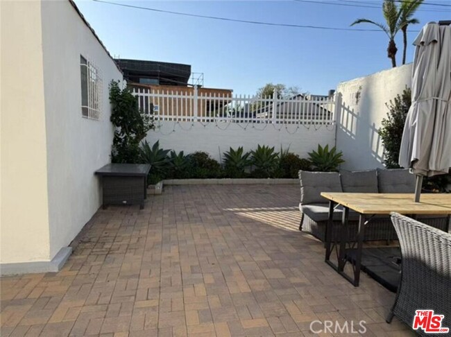 Building Photo - 113 N Doheny Dr
