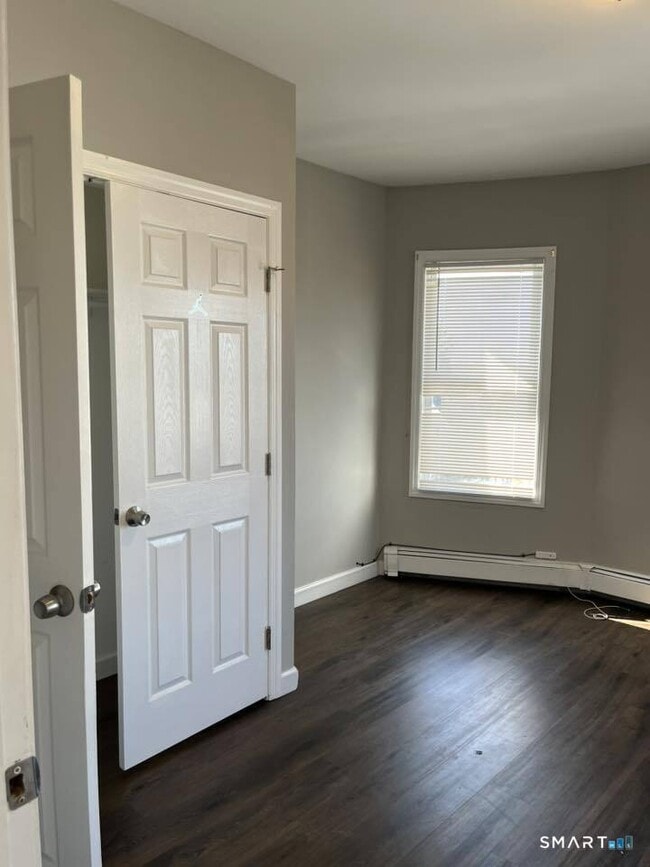 Building Photo - 162 Sheridan St