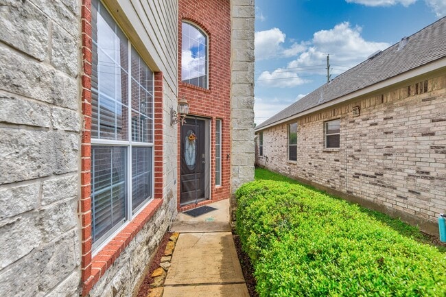 Building Photo - 6451 Applewood Forest Dr