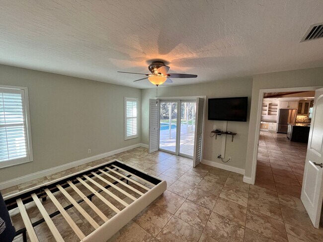 Building Photo - 489 Carriage Rd