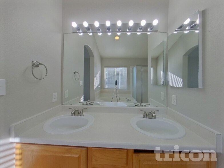 Building Photo - 10893 Bullock Ct