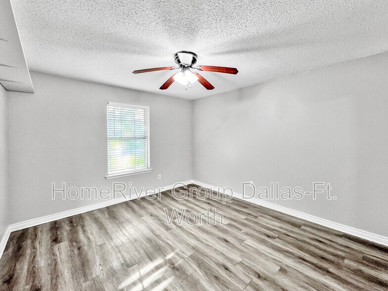 Building Photo - 9703 La Rochelle Dr