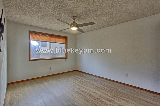 Building Photo - Amazing Holiday House!!!  3 Bed, 2.5 Bath ...