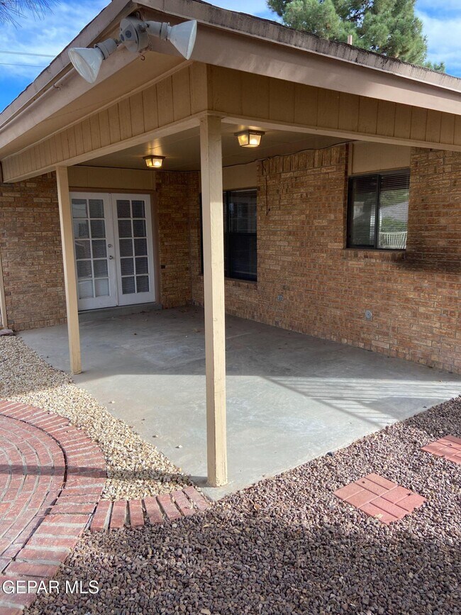 Building Photo - 6721 El Parque Dr