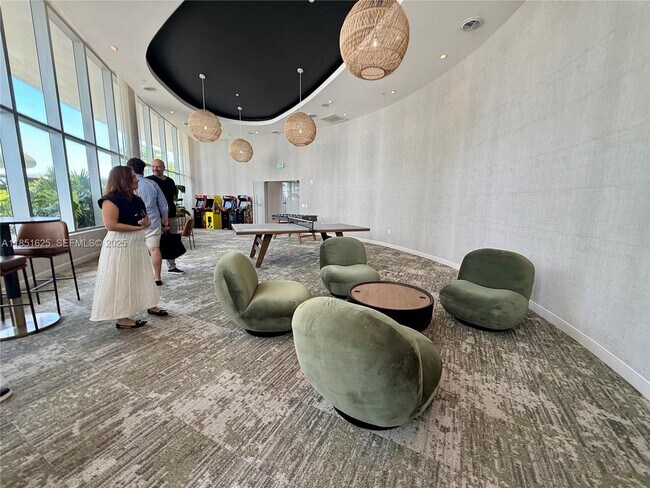 Building Photo - 700 NE 24th St