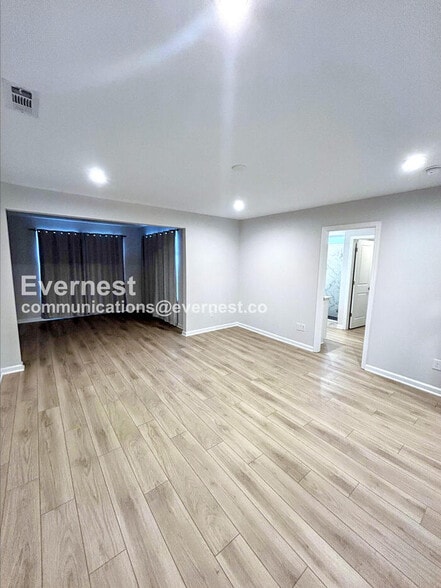 Building Photo - 830 S Greenway Dr