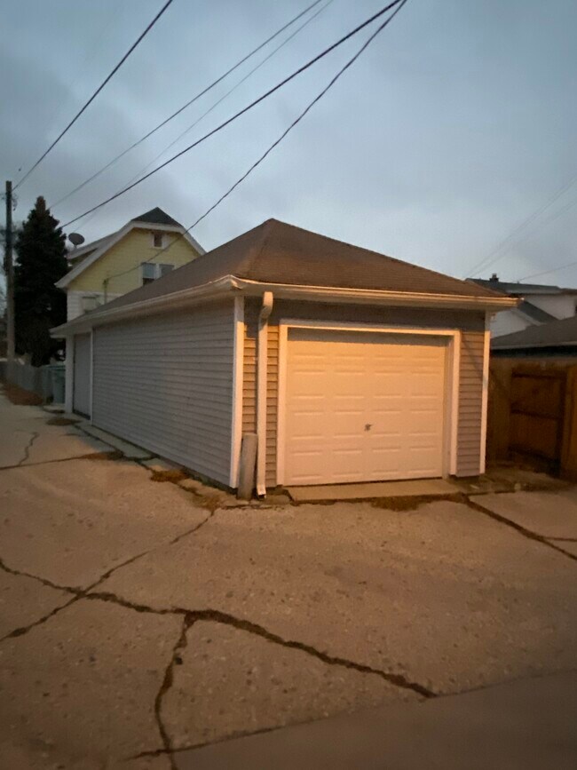 Garage - 2240 E Vollmer Ave