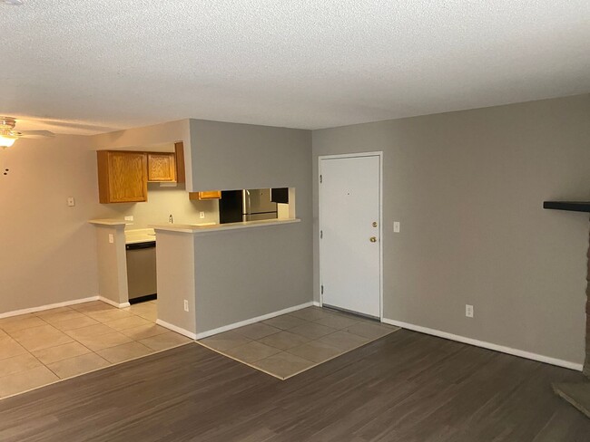 Building Photo - 3 Bedroom 2 Bathroom in Robinwood Condomin...