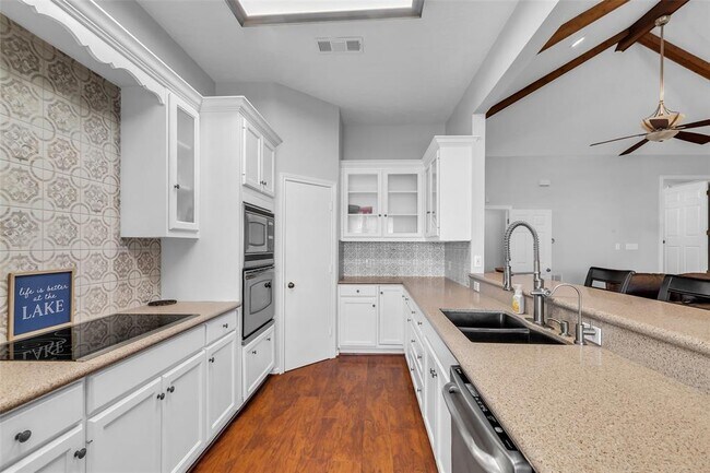 Building Photo - 923 Paradise Ln