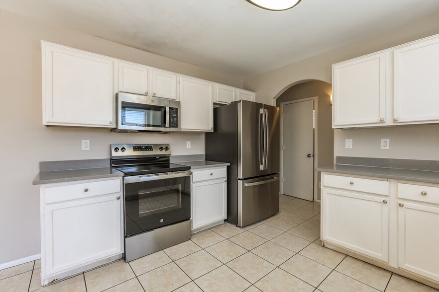 Building Photo - 12415 W El Nido Ln