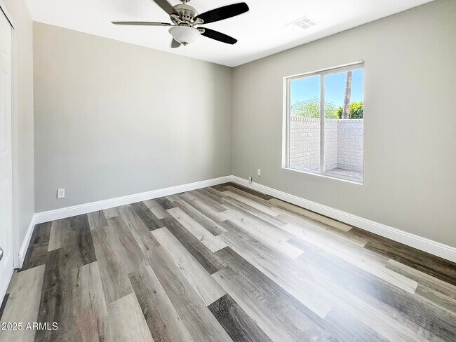 Building Photo - 1206 E Greenway Dr