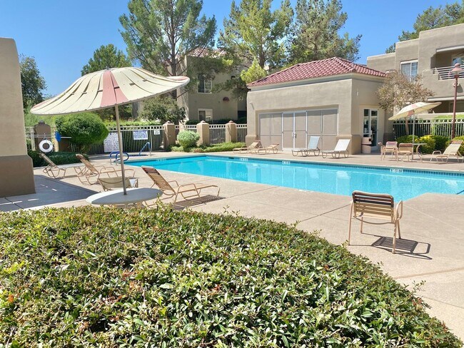 Building Photo - BEAUTIFUL 1 BEDROOM CONDO IN GATED COMMUNITY WITH POOL, SPA & CLUBHOUSE