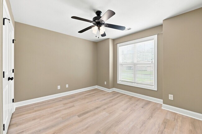 Building Photo - 2517 Sawgrass Dr