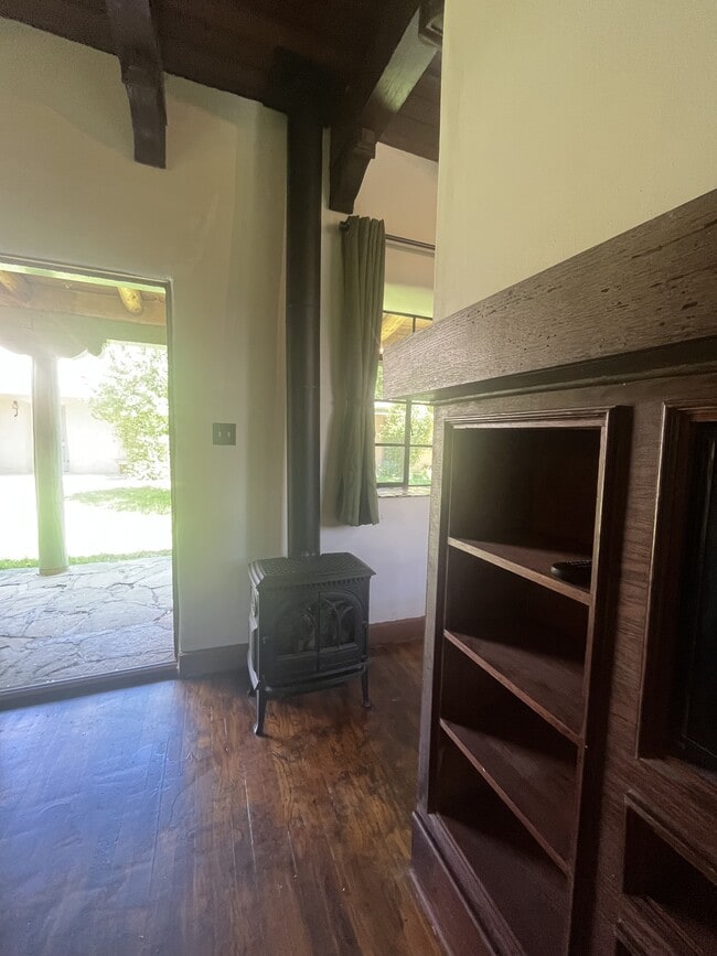 Building Photo - 104 Padre Martinez Ln