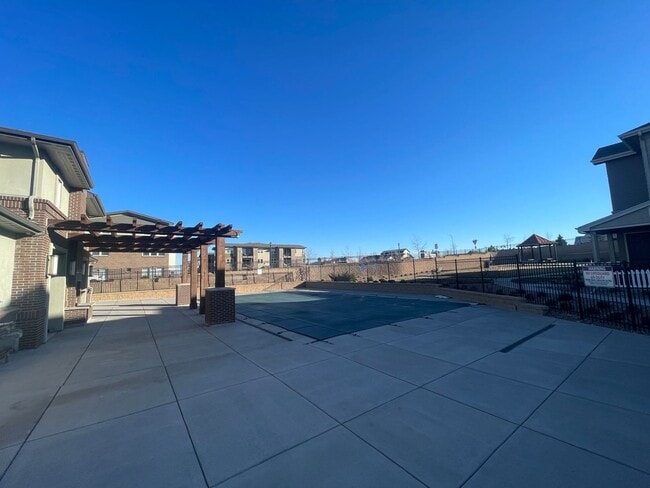 Building Photo - Townhome with great access to shopping, restauraunts and more!