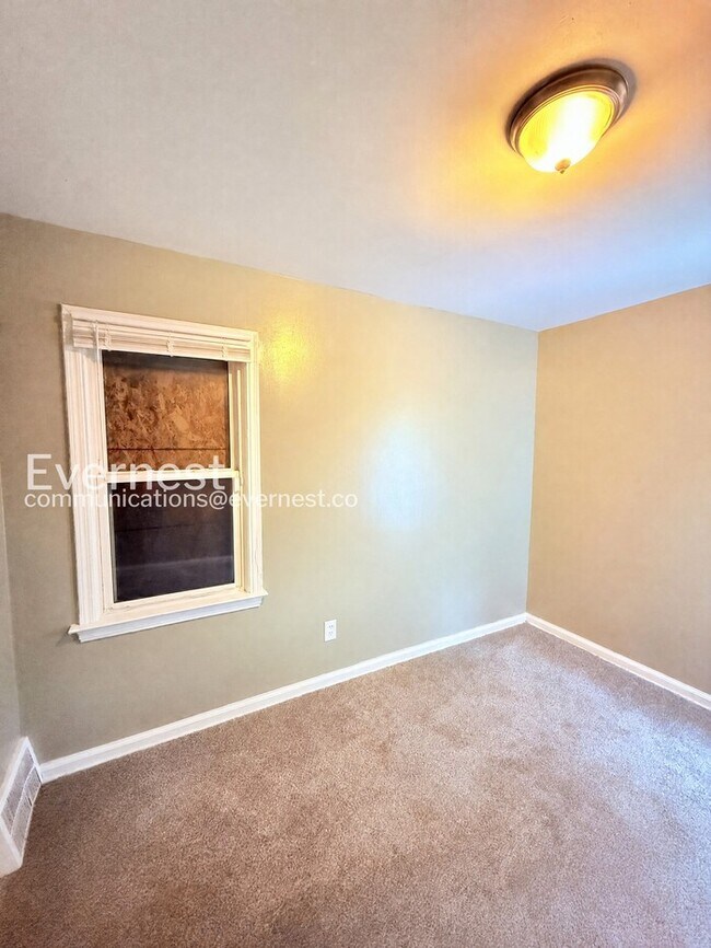 Building Photo - Charming Home with Detached Garage and Basement! | Pet Friendly
