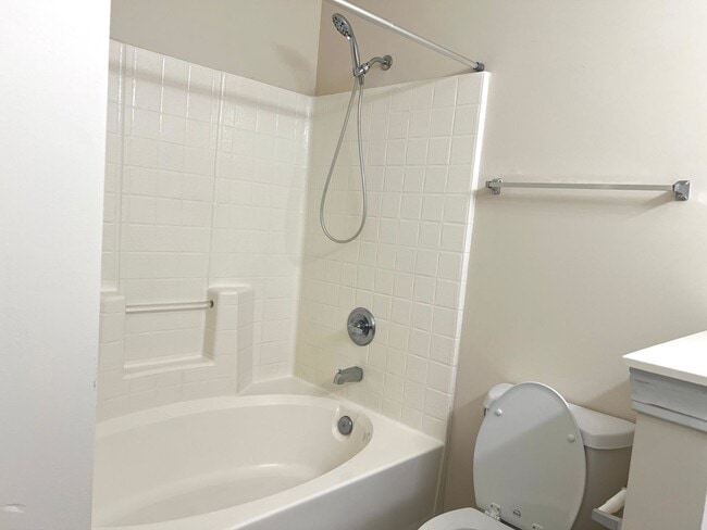 Building Photo - AVAILABLE SOON! 3 BED/2 BATH CONDO IN FOUNTAIN POINTE! FRESHLY PAINTED!